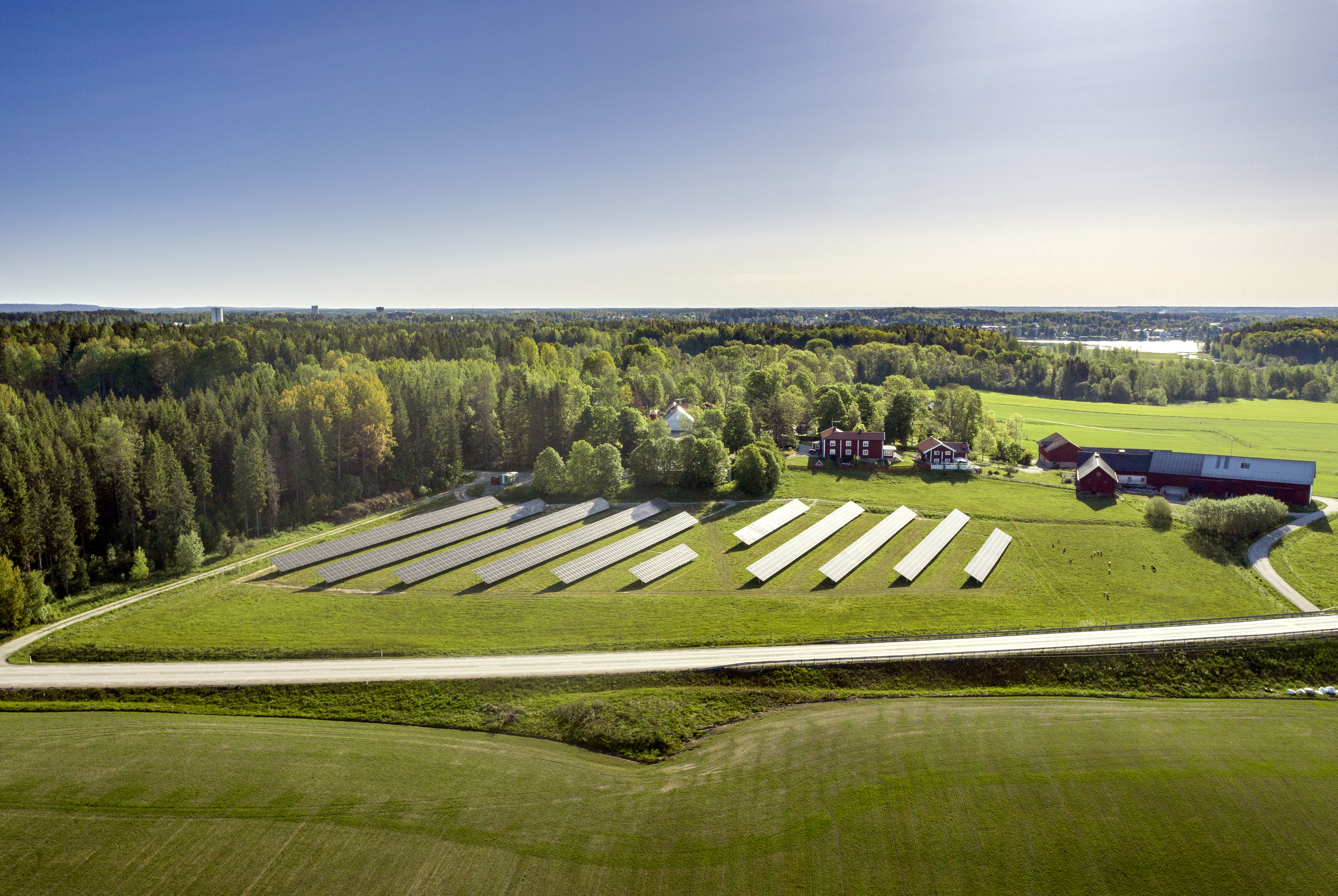 Linde energi bygger länets största markförlagda solpark.